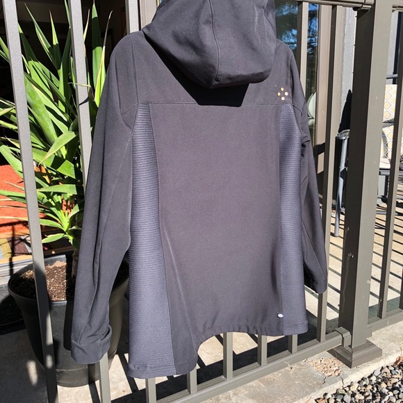 686 women’s snowboarding jacket size medium - Picture 9 of 9